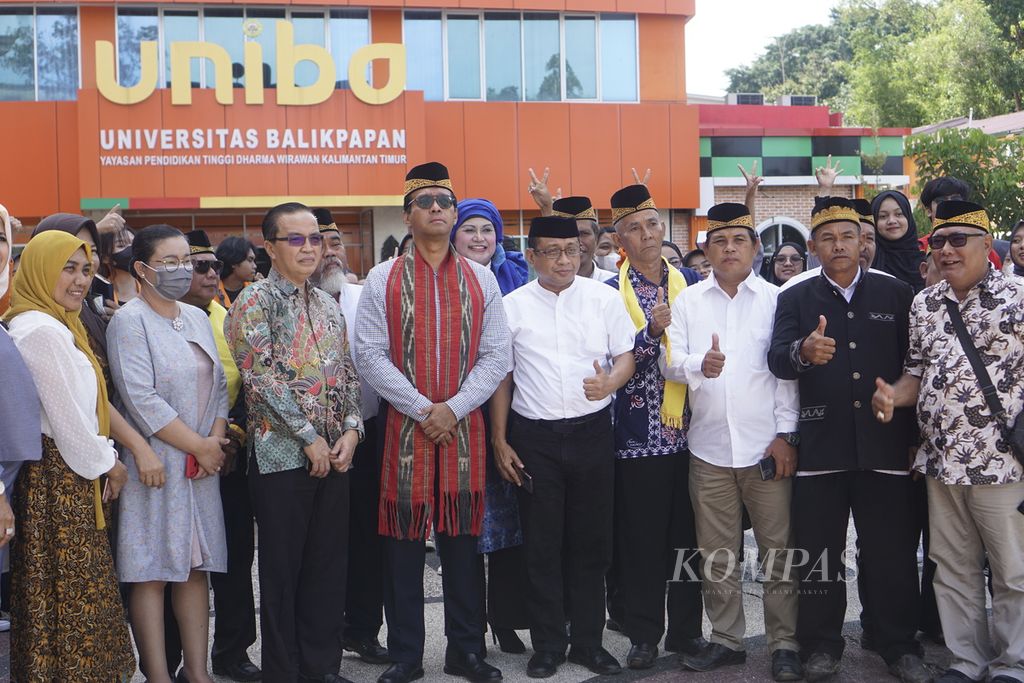 Gubernur Lembaga Ketahanan Nasional (Lemhanas) Andi Widjajanto berfoto bersama dengan masyarakat adat di sekitar IKN dan akademisi Universitas Balikpapan di Kota Balikpapan, Kalimantan Timur, Selasa (21/6/2022).
