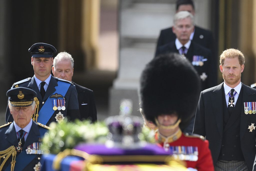 Raja Inggris Charles III (kiri), Pangeran William, Pangeran Wales (kedua dari kiri), dan Pangeran Harry, Duke of Sussex (kanan) berjalan di belakang peti jenazah Ratu Elizabeth II dalam prosesi perarakan dari Istana Buckingham ke Westminster Hall di London, Inggris, Rabu (14/9/2022). 