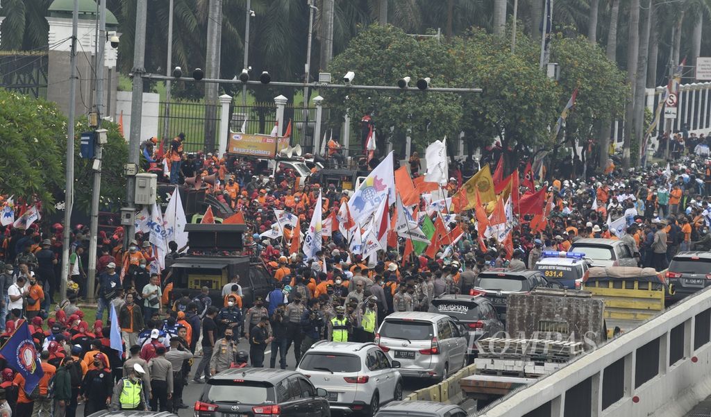 Massa buruh dari berbagai serikat pekerja berunjuk rasa di depan Gedung DPR/MPR, Jakarta, Rabu (15/6/2022). Dalam aksi yang diikuti ribuan buruh tersebut mereka kembali menyerukan penolakan atas revisi UU Pembentukan Peraturan Perundang-undangan (UU P3) dan penolakan UU Cipta Kerja. Para buruh juga menyerukan akan melakukan mogok kerja nasional jika DPR tidak mencabut revisi UU P3.
