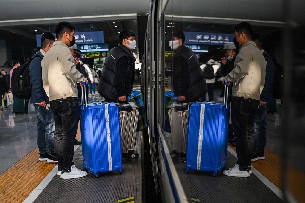 Penumpang memasuki sebuah kereta di Stasiun Hongqiao, Shanghai, China, Selasa (12/6/2022). 