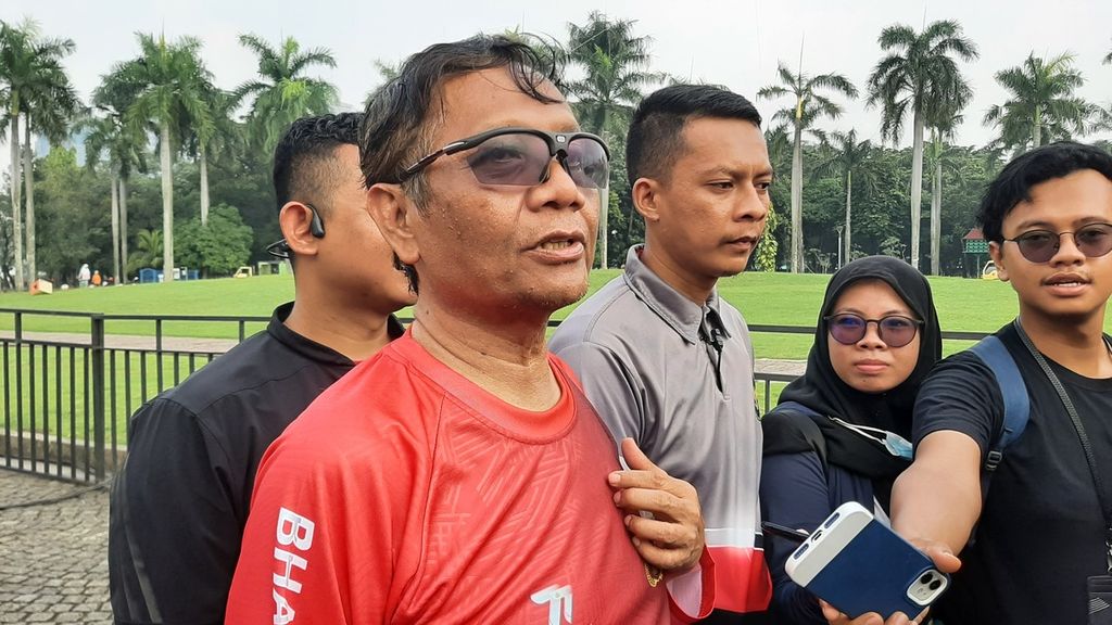 Menteri Koordinator Politik, Hukum, dan Keamanan Mahfud MD dalam keterangan pers seusai mengikuti peringatan Hari Bhayangkara Ke-77 Fun Walk di Lapangan Monumen Nasional (Monas), Jakarta, Minggu (25/6/2023).
