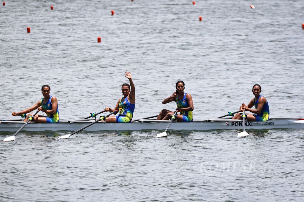 Tim dayung Maluku melambaikan tangan ke arah penonton setelah berlomba pada final dayung rowing nomor  Quadruple<i></i>Scull Putri (W4X) dalam PON Aceh-Sumut 2024 di Waduk Keuliling, Aceh Besar, Aceh, Kamis (12/9/2024). Tim dayung Jawa Barat meraih medali emas pada nomor ini dengan catatan waktu 7 menit 40,707 detik. 