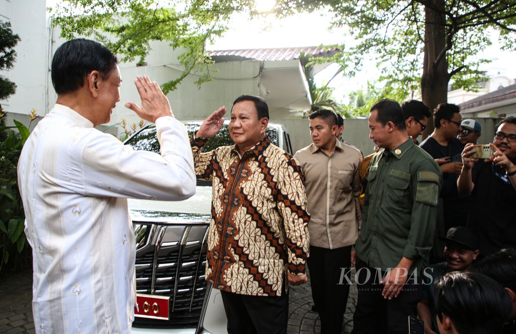 Ketua Umum Partai Gerindra yang juga Menteri Pertahanan Prabowo Subianto memberi hormat kepada Ketua Dewan Pertimbangan Presiden Republik Indonesia Wiranto (kiri) seusai kunjungan silaturahmi di Jakarta, Selasa (25/4/2023).