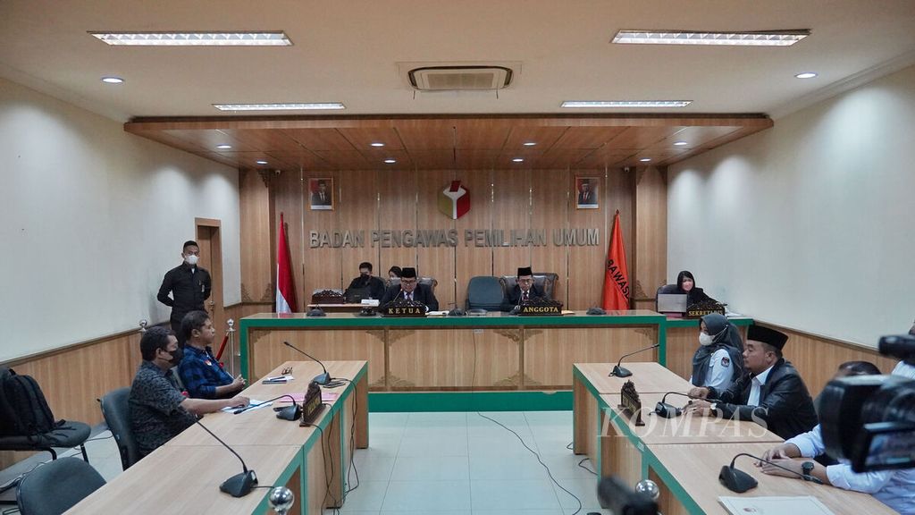 Suasana saat digelar Sidang Putusan Penanganan Dugaan Pelanggaran Administrasi Pemilu 2024 di ruang sidang Badan Pengawas Pemilu (Bawaslu), Jakarta, Senin (20/3/2023). 