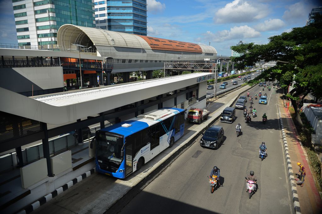 Bus Transjakarta menunggu penumpang di Halte Transjakarta Cikoko Stasiun Cawang, Jakarta, Jumat (3/3/2023). 