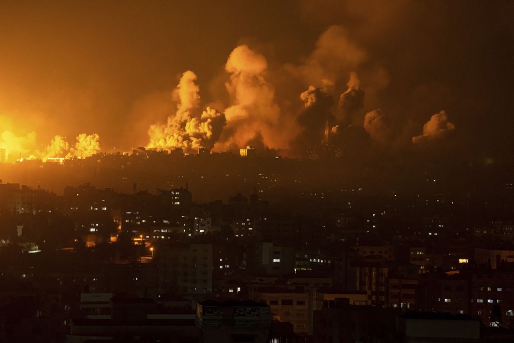 Api dan asap membubung menyusul serangan udara Israel, di Kota Gaza, Minggu (8/10/2023). Pejuang Hamas di Jalur Gaza melakukan serangan multifront yang belum pernah terjadi sebelumnya terhadap Israel saat fajar hari Sabtu.