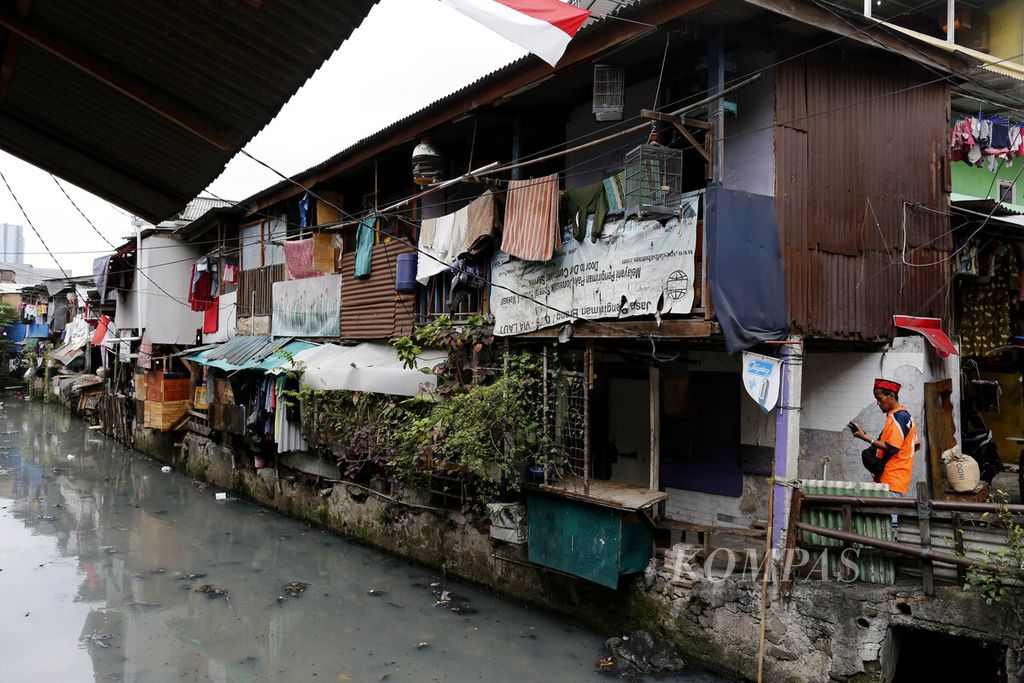 Suasana permukiman padat di tepi anak Kali Ciliwung yang membelah kawasan Tanah Abang, Jakarta Pusat, Kamis, 29 September 2022. Kelompok masyarakat miskin sangat terdampak inflasi.