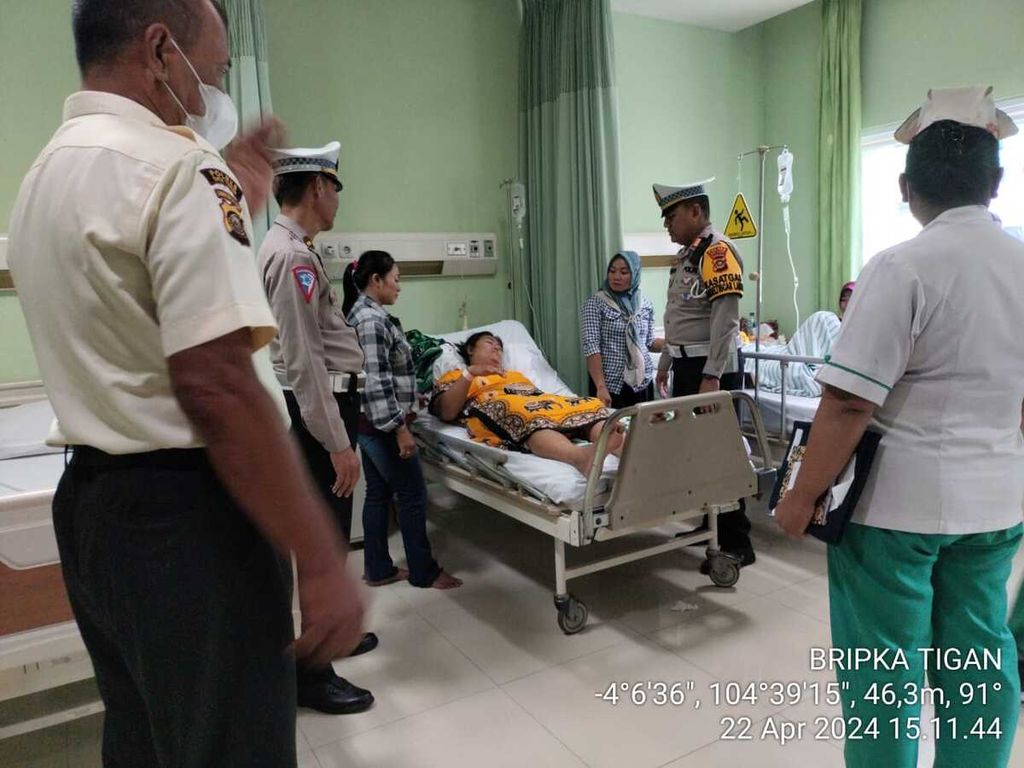 Aparat Polres Ogan Komering Ulu Timur menjenguk korban luka, Senin (22/4/2024). Korban alami kecelakaan temperan bus dan kereta api di perlintasan sebidang tanpa palang pintu di Martapura, Sumsel.