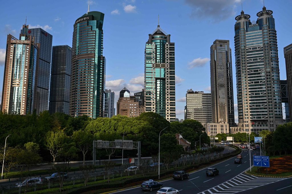 Gedung-gedung pencakar langit di distrik keuangan Lujiazui di Shanghai, Senin (17/10/2022).