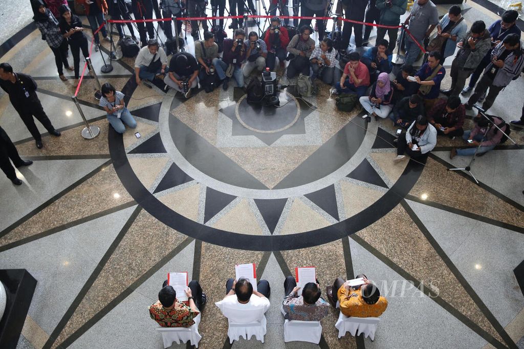 Ketua Mahkamah Konstitusi (MK) Arief Hidayat (kedua dari kiri) menyampaikan keterangan pers mengenai perkembangan penangkapan hakim MK Patrialis Akbar oleh Komisi Pemberantasan Korupsi, dalam sebuah acara di Gedung MK, Jakarta, Jumat (27/1).