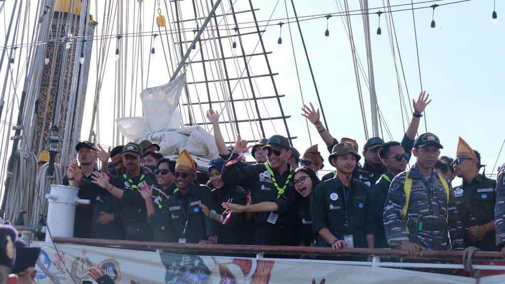 Peserta Muhibah Budaya Jalur Rempah tiba di Ternate, Maluku Utara, dengan menaiki Kapal RI (KRI) Dewaruci, Selasa (14/6/2022). 