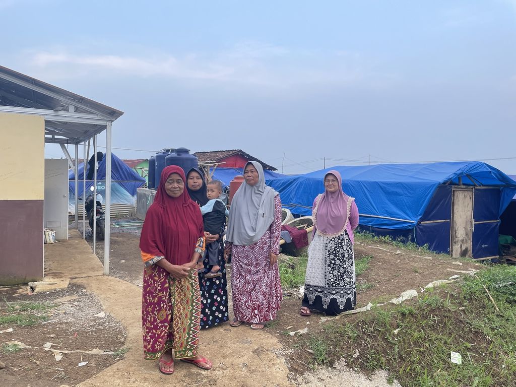 Para penyintas gempa Cianjur berdiri di depan tenda pengungsian di Kampung Kawunggading, Desa Cibulakan, Kecamatan Cugenang, Kabupaten Cianjur, Kamis (23/3/2023).