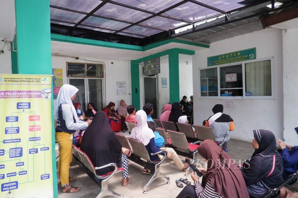 Warga mengantre untuk mengambil obat di Puskesmas Pondok Kacang Timur, Kota Tangerang Selatan, Banten, Senin (2/3/2020)