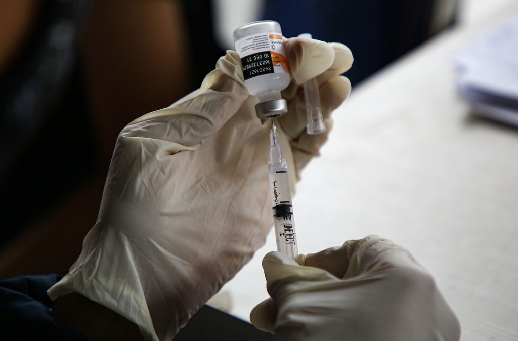 Petugas vaksinator mempersiapkan vaksin Covid-19 dosis pertama di gerai vaksinasi presisi oleh Polri di depan pusat perbelanjaan Ramayana, Ciledug, Kota Tangerang, Banten, Selasa (3/8/2021). Sentra vaksinasi tersebut menggunakan vaksin Sinovac.