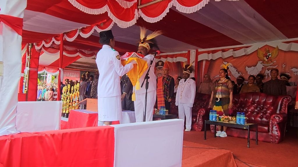 Bupati Puncak Willem Wandik bertindak sebagai inspektur upacara peringatan HUT Ke-78 Republik Indonesia di Distrik Ilaga, Kabupaten Puncak, Papua Tengah, Kamis (17/8/2023).