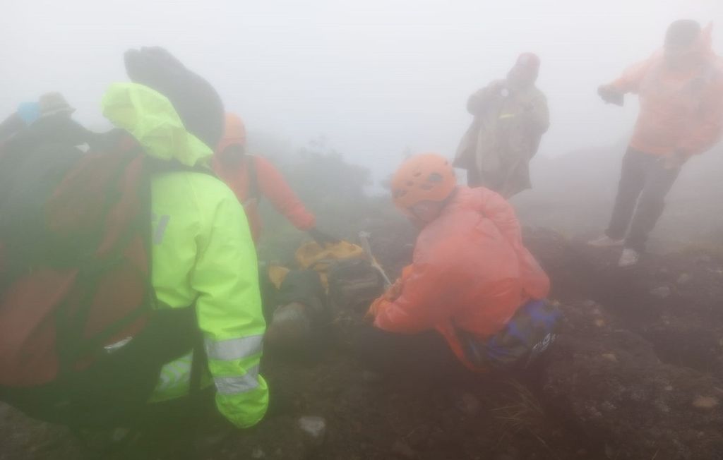 Suasana di lokasi penemuan jenazah di jalur puncak Gunung Agung di ketinggian sekitar 2.833 meter di atas permukaan laut, Rabu (13/3/2024). Cuaca berkabut dan disertai turunnya gerimis. 