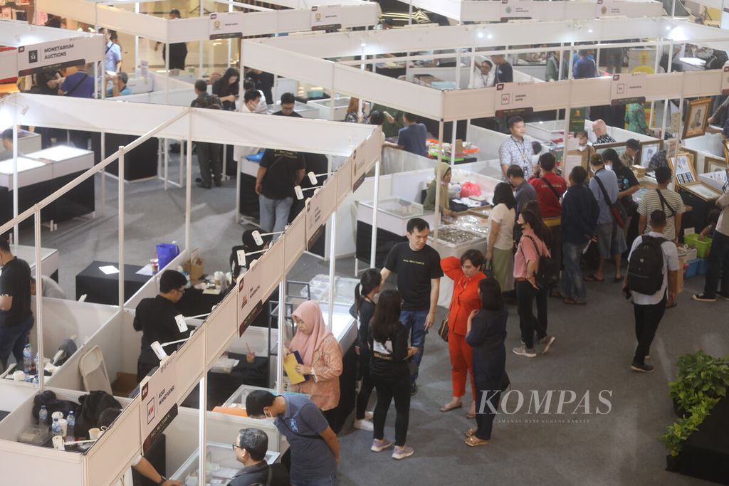 Suasana pameran <i>Indonesia Numismatic Show</i> 2 (INS 2) berlangsung di Mal Ciputra, Jakarta, Jumat (1/9/2023). 