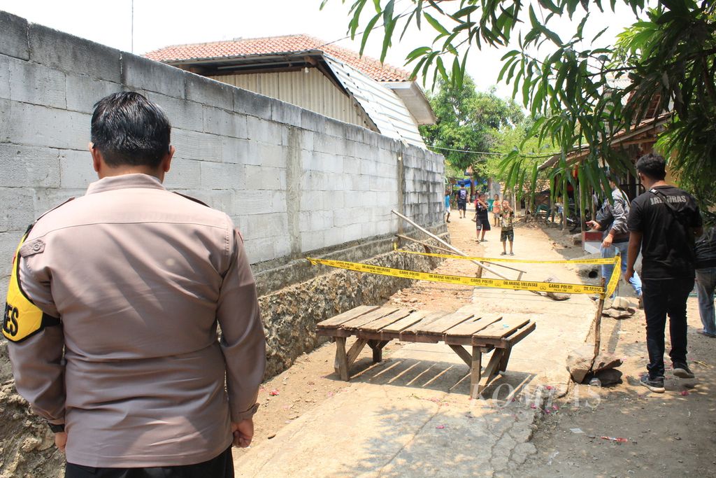 Kepala Kepolisian Resor Indramayu Ajun Komisaris Besar Fahri Siregar mengecek lokasi pembunuhan di Desa Kerticala, Kecamatan Tukdana, Kabupaten Indramayu, Jawa Barat, Selasa (24/10/2023).