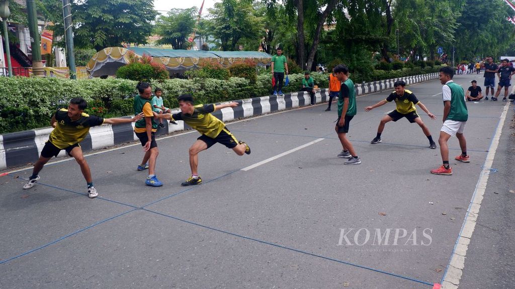 Sekelompok anak muda bermain hadang atau asinan dalam kegiatan Festival Olahraga Tradisional di sepanjang Jalan Lambung Mangkurat, Kota Banjarmasin, Kalimantan Selatan, Minggu (14/8/2022). 