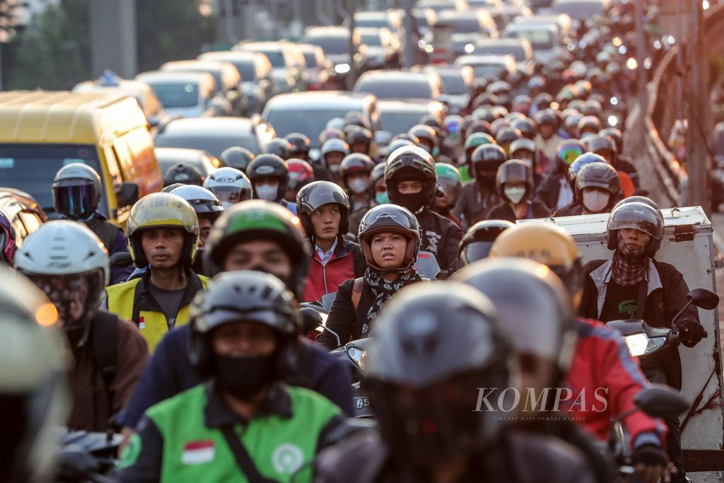Pengendara sepeda motor terjebak kemacetan di Jalan Gatot Subroto, Jakarta, Rabu (9/8/2023). Kemacetan dan polusi udara masih menjadi permasalahan yang tak kunjung selesai di Jakarta. Badan Pusat Statistik mencatat, jumlah kendaraan di Jakarta pada 2022 mencapai 26,3 juta unit.  