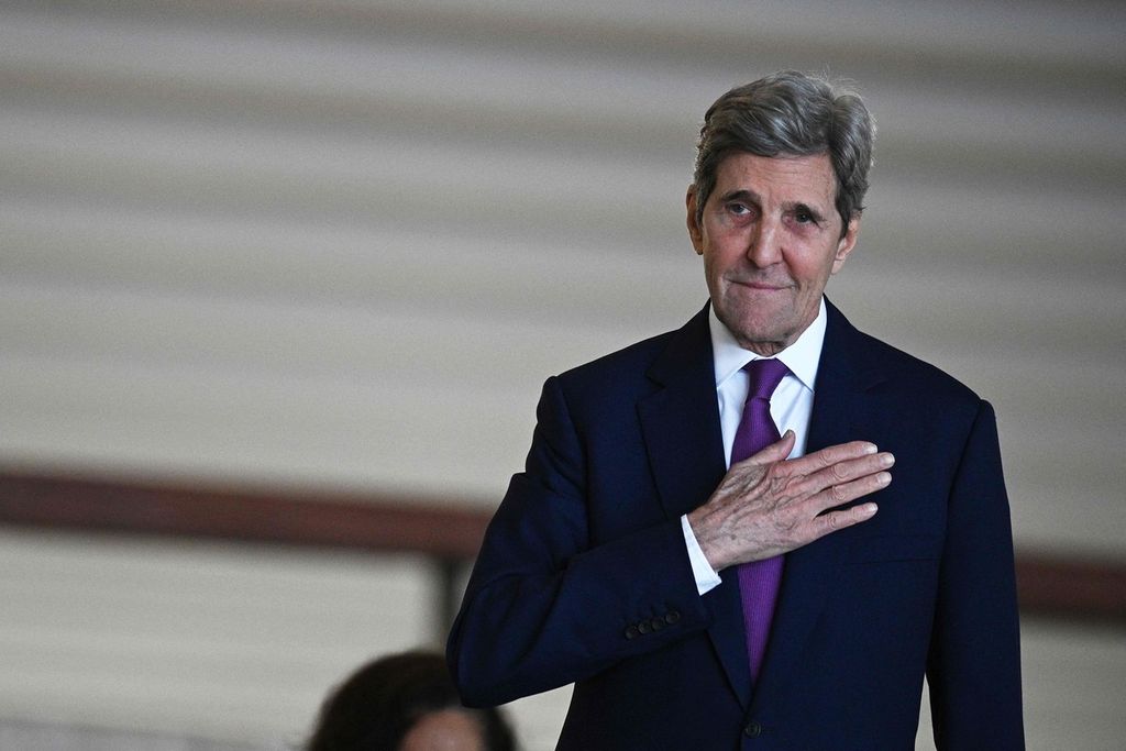 Utusan khusus Presiden Amerika Serikat untuk Perubahan Iklim, John Kerry, di Brasilia, Brasil, Februari 2023.