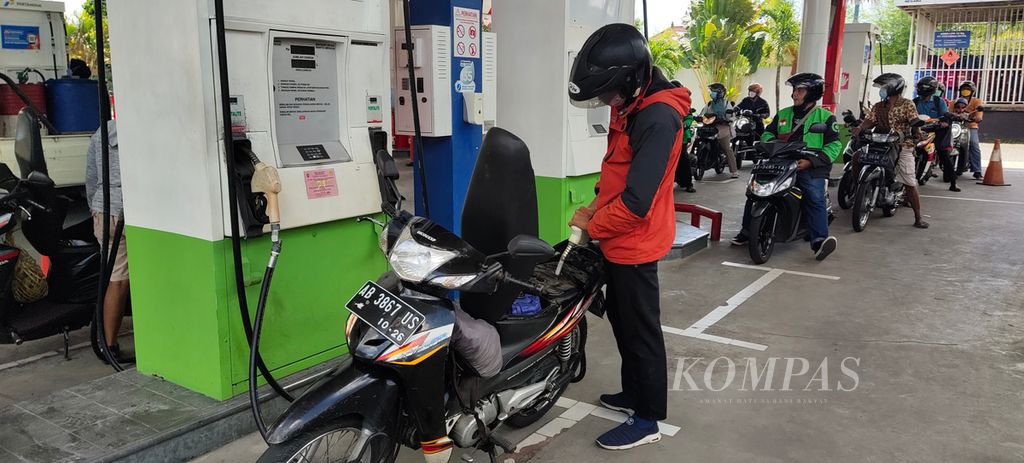Pengguna sepeda motor mengisi bahan bakar pertalite di sebuah SPBU di Yogyakarta, Selasa (5/4/2022).