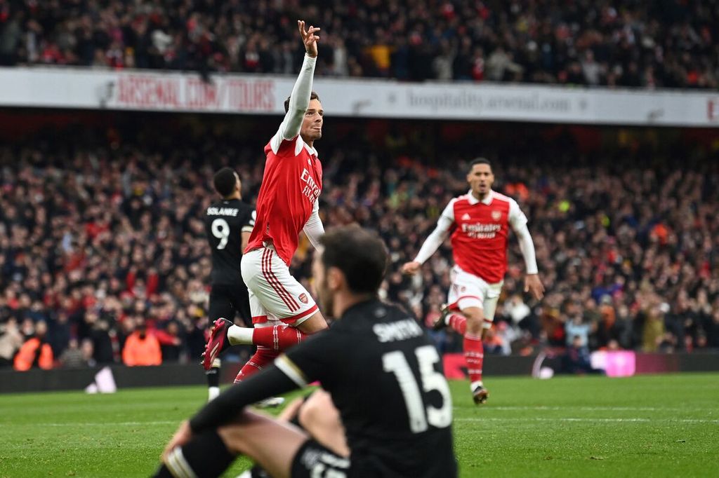 Bek Arsenal, Ben White, melakukan selebrasi seusai mencetak gol kedua dalam pertandingan Liga Inggris antara Arsenal dan Bournemouth di Stadion Emirates, London, Sabtu (4/3/2023). Arsenal menundukkan Bournemouth, 3-2. 