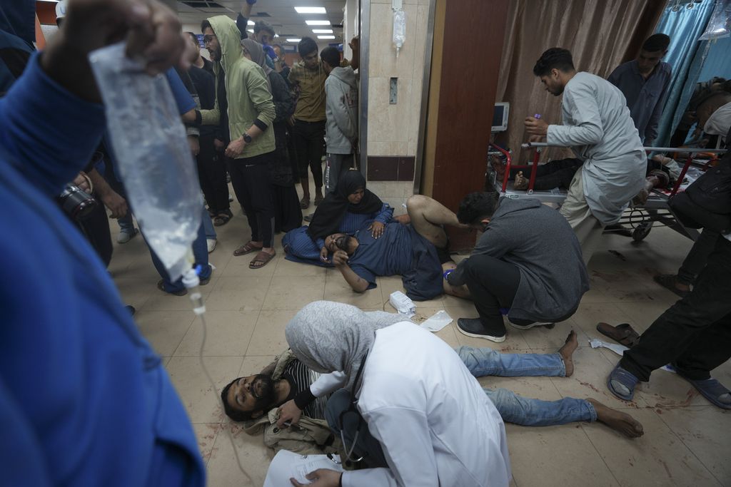 Dokter di Rumah Sakit Al Aqsa di Deir al Balah merawat warga Palestina yang terluka dalam serangan bom Israel di Jalur Gaza, Minggu (7/1/2024). 