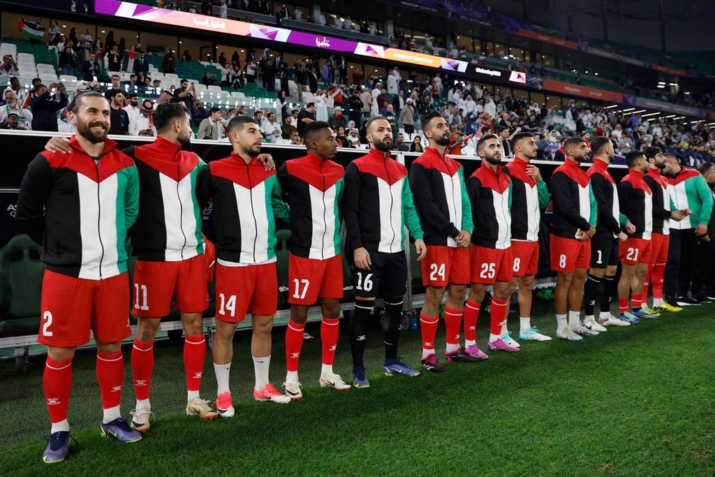 Para pemain Palestina berdiri untuk menyanyikan lagu kebangsaan menjelang laga penyisihan Grup C Piala Asia 2023 melawan Iran di Stadion Education City, Doha, Qatar, Senin (15/1/2024) dini hari WIB.