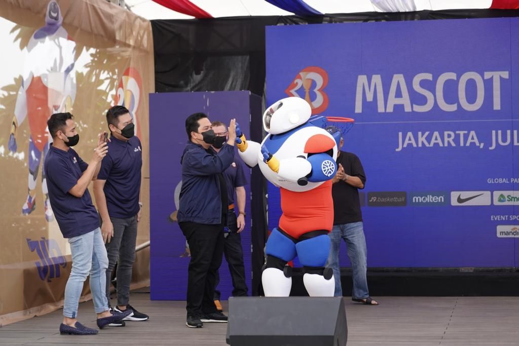 Anggota Dewan FIBA yang juga Menteri BUMN, Erick Thohir (ketiga dari kiri), meluncurkan maskot Piala Dunia FIBA 2023 berbentuk robot, yaitu JIP, di Gedung Sarinah, Jakarta, Sabtu (30/7/2022). 