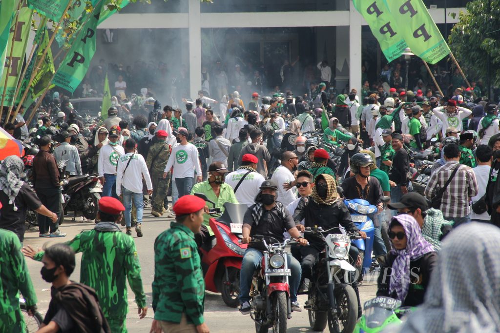 Simpatisan Partai Persatuan Pembangunan (PPP) berkumpul di Gedung Jogja Expo Center, Kabupaten Bantul, Daerah Istimewa Yogyakarta, Senin (31/1/2022), dalam acara peringatan Harlah Ke-49 PPP. 