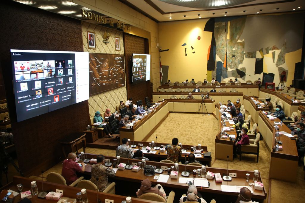 Suasana rapat dengar pendapat Panitia Seleksi Calon Anggota KPU/Bawaslu 2022-2027 dengan Komisi II DPR di Kompleks Parlemen, Senayan, Jakarta, Rabu (19/1/2022). 