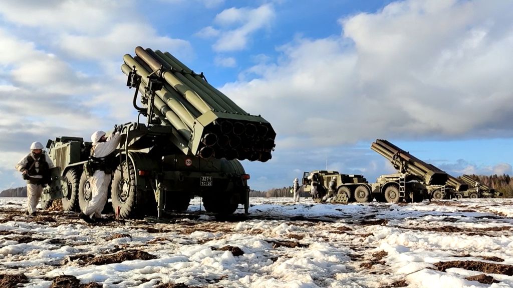 Potongan video yang dirilis oleh Kementerian Pertahanan Rusia pada 12 Februari 2022 menunjukkan sistem peluncur roket Uragan atau badai selama latihan gabungan angkatan bersenjata Rusia.