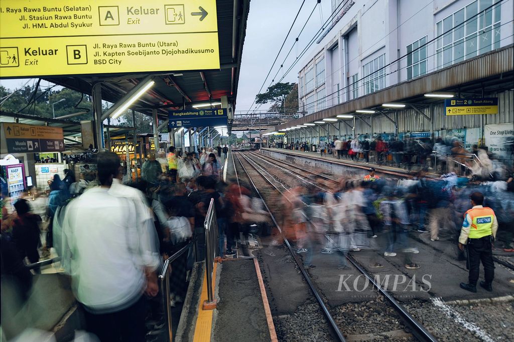 Penumpang KRL Jabodetabek berjalan di peron Stasiun Rawa Buntu, Tangerang Selatan, Banten, Senin (2/9/2024). 