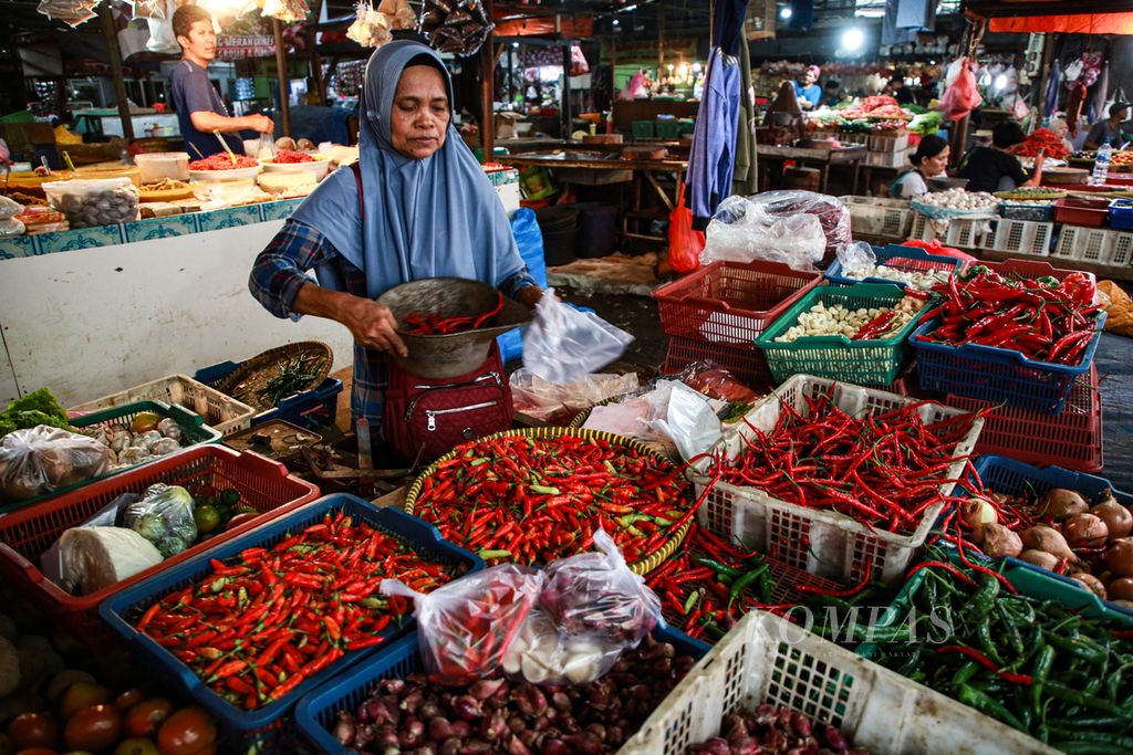 Pedagang melayani pembelian cabai di pasar Kebayoran Lama, Jakarta Selatan, Senin (2/1/2023). Harga cabai rawit merah mengalami kenaikan hingga Rp 80.000 per kilogram.