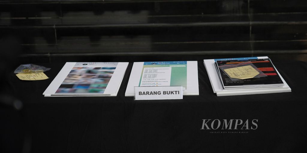 Sejumlah barang bukti yang diamankan polisi saat rilis pengungkapan kejahatan siber penjualan video penyimpangan seksual di Mapolda Metro Jaya, Jakarta, Jumat (18/8/2023). 