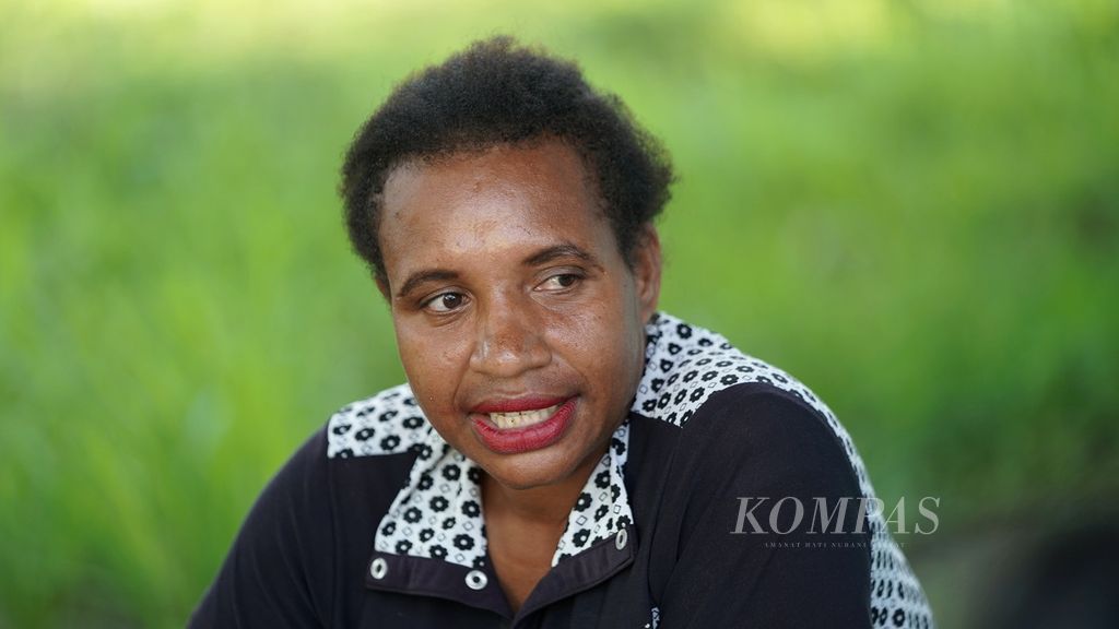 Maria Magdalena Wambekai di Kampung Bokem, Desa Rimba Raya, Distrik Merauke, Kabupaten Merauke, Papua, Senin (14/11/2022). Maria giat belajar dari mereka yang tahu hingga paham dan berani mencoba untuk bertani.