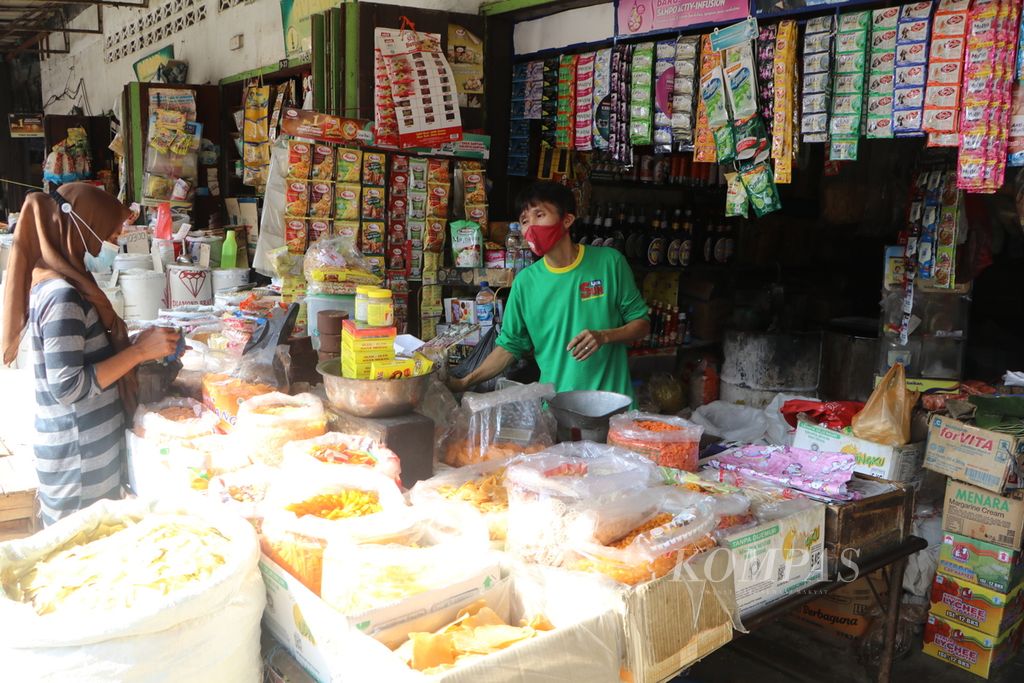Pedagang menjual bahan pokok di Pasar Simpang Limun, Medan, Sumatera Utara, Selasa (29/3/2022). Beberapa hari menjelang bulan Puasa, harga sejumlah bahan pokok naik, seperti telur, daging ayam, tepung terigu, dan minyak goreng.