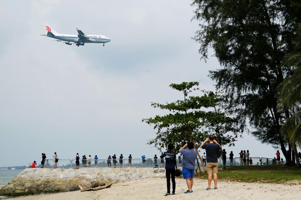 Pesawat yang diyakini dinaiki Pemimpin Korea Utara Kim Jong Un bersiap mendarat di Singapura, 10 Juni 2018. 
