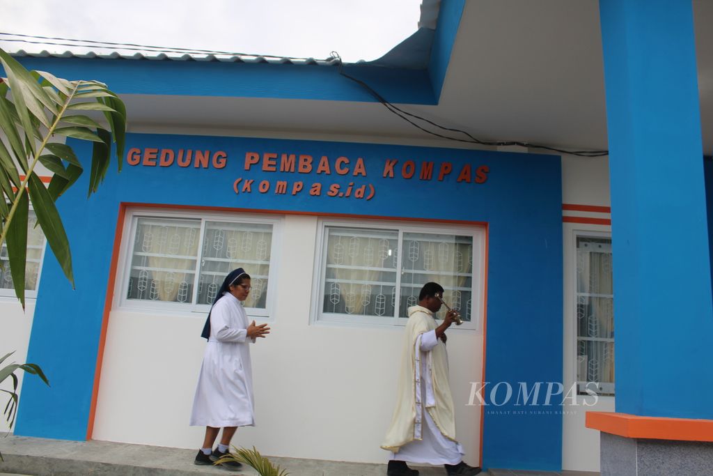 Pastor memerciki bangunan dengan air seusai acara peresmian balai latihan kerja di Desa Pada, Kabupaten Lembata, Nusa Tenggara Timur, Kamis (25/7/2024).