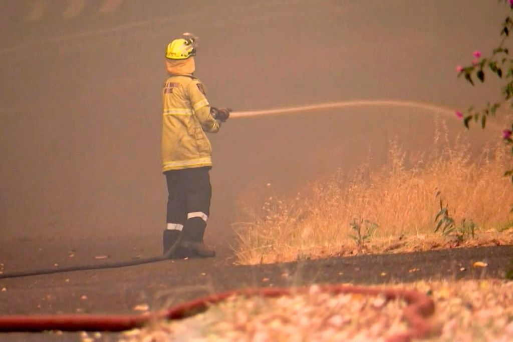 Dalam foto yang diambil dari rekaman video Australian Broadcast Corporation (ABC) pada Kamis (21/12/2023) via AFPTV memperlihatkan petugas pemadam tengah memadamkan kebakaran lahan di Parkervilleshows, Perth bagian timur.