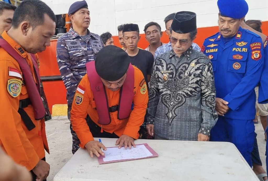 Pihak Basarnas Makassar, Pemkab Selayar, dan unsur yang terlibat dalam pencarian korban kapal Yuiee Jaya menandatangani berita acara penyerahan korban selamat, Kamis (21/3/2024). Penandatanganan ini juga menandai ditutupnya operasi SAR di Selayar.