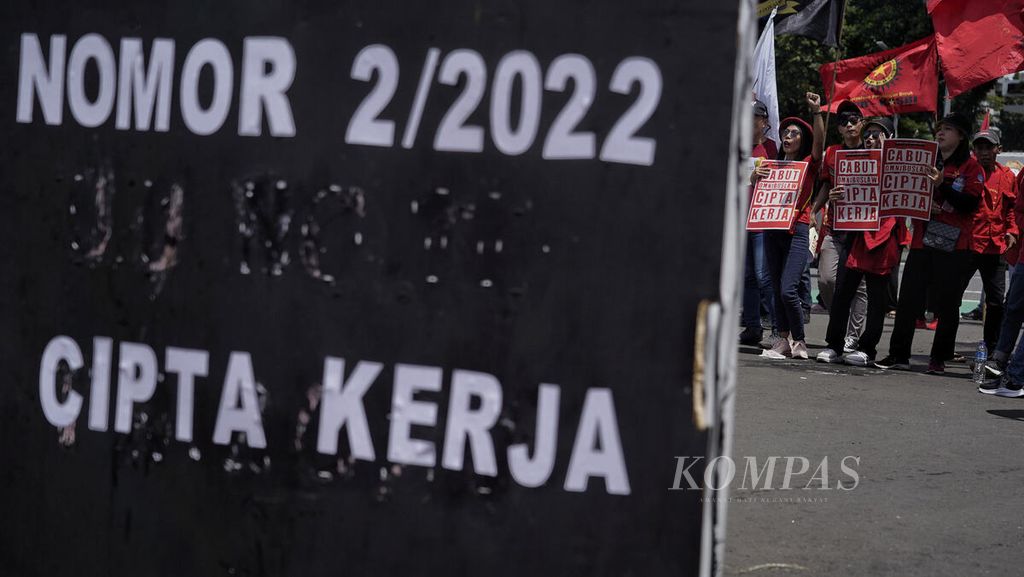Sejumlah aliansi buruh dan aliansi masyarakat sipil yang tergabung dalam Gerakan Bersama Rakyat (Gebrak) menggelar aksi di depan Kompleks Gedung DPR/MPR, Jakarta, menyuarakan penolakan Perppu Cipta Kerja  (10/1/2023). Baik UU maupun Perppu Cipta Kerja yang dikeluarkan pemerintah ini banyak merugikan hak-hak pekerja. 