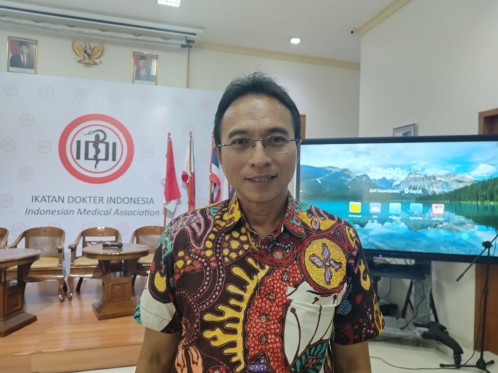 Ketua IDAI Piprim Basarah Yanuarso menjelaskan pentingnya protein hewani pada pertumbuhan anak dalam acara Pernyataan Bersama PB IDI dan 7 Organisasi Profesi Medis dalam Pencegahan dan Penanganan Stunting, Angka Kematian Ibu dan Angka Kematian Bayi di Sekretariat PB IDI, Jakarta Pusat, Kamis (2/3/2023).