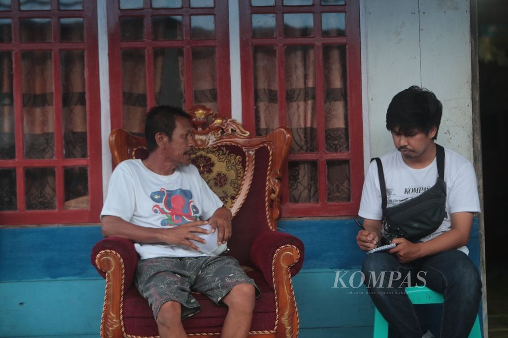 Jurnalis <i>Kompas,</i> Abdullah Fikri Ashri (kanan), saat mewawancarai nelayan gurita di Desa Torosiaje, Kecamatan Popayato, Kabupaten Pohuwato, Gorontalo, Jumat (15/7/2022).