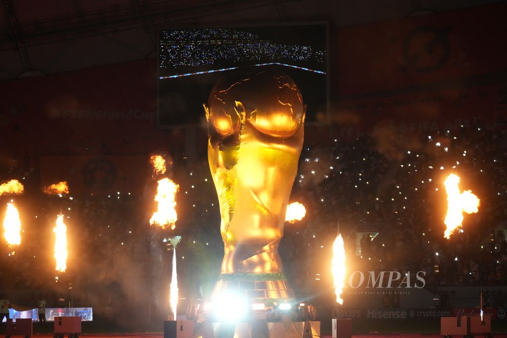 Atraksi kembang api di tugu trofi Piala Dunia pertandingan disajikan saat pertandingan antara Ekuador dan Senegal di fase Grup A Piala Dunia 2022 di Stadion Khalifa, Qatar, Selasa (29/11/2022). Indonesia yang akan menjadi tuan rumah Piala Dunia U-20 2023 harus belajar banyak dari Qatar sebagai tuan rumah Piala Dunia 2022.