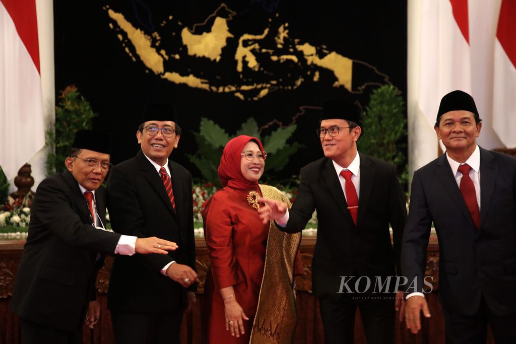 Anggota Dewan Kehormatan Penyelenggara Pemilu (DKPP) periode 2022-2027 dari unsur tokoh masyarakat berfoto bersama seusai pelantikan oleh Presiden Joko Widodo di Istana Negara, Jakarta, Rabu (7/9/2022). 