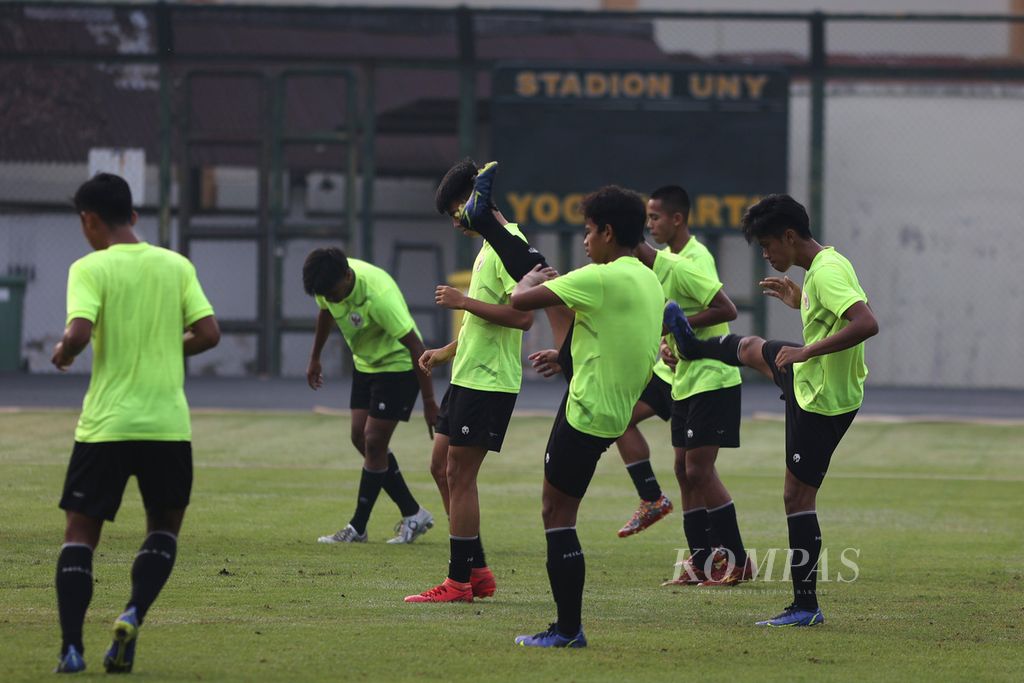 Anggota tim nasional Indonesia U-16 berlatih di Lapangan Universitas Negeri Yogyakarta, Yogyakarta, Selasa (2/8/2022). Tim tersebut terus berlatih untuk mempersiapkan fisik dan strategi dalam menghadapi lawan pada laga Piala AFF U-16. Pekan ini timnas Indonesia U-16 akan berhadapan dengan timnas Singapura dan Vietnam.