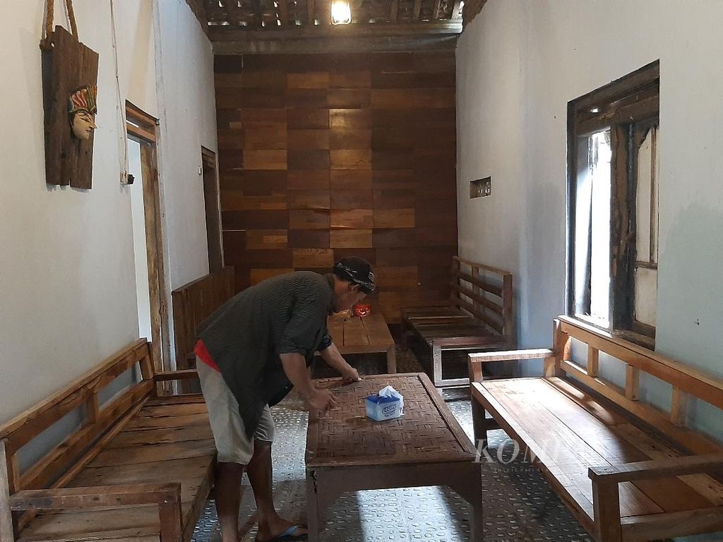 Agus Prayitno menata ruang tambahan yang akan disediakan bagi tamu untuk berkunjung dan menikmati kopi, teh, serta gula kelapa khas desa di Gubuk Kopi Borobudur, Desa Karangrejo, Kecamatan Borobudur, Kabupaten Magelang. 