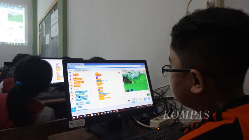 Seorang murid SD Negeri Airlangga 3 Surabaya, Jawa Timur, mengikuti lokakarya singkat <i>coding </i>pada Selasa (30/5/2023). Lokakarya merupakan bagian dari program Peduli Pendidikan oleh Wismilak melalui Koding Akademi untuk mendorong literasi digital di anak-anak.